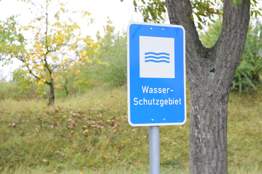 Kennzeichnung Wasserschutzgebiet – dort gelten strenge Ge- und Verbote um das Wasser vor Verunreinigungen zu schützen