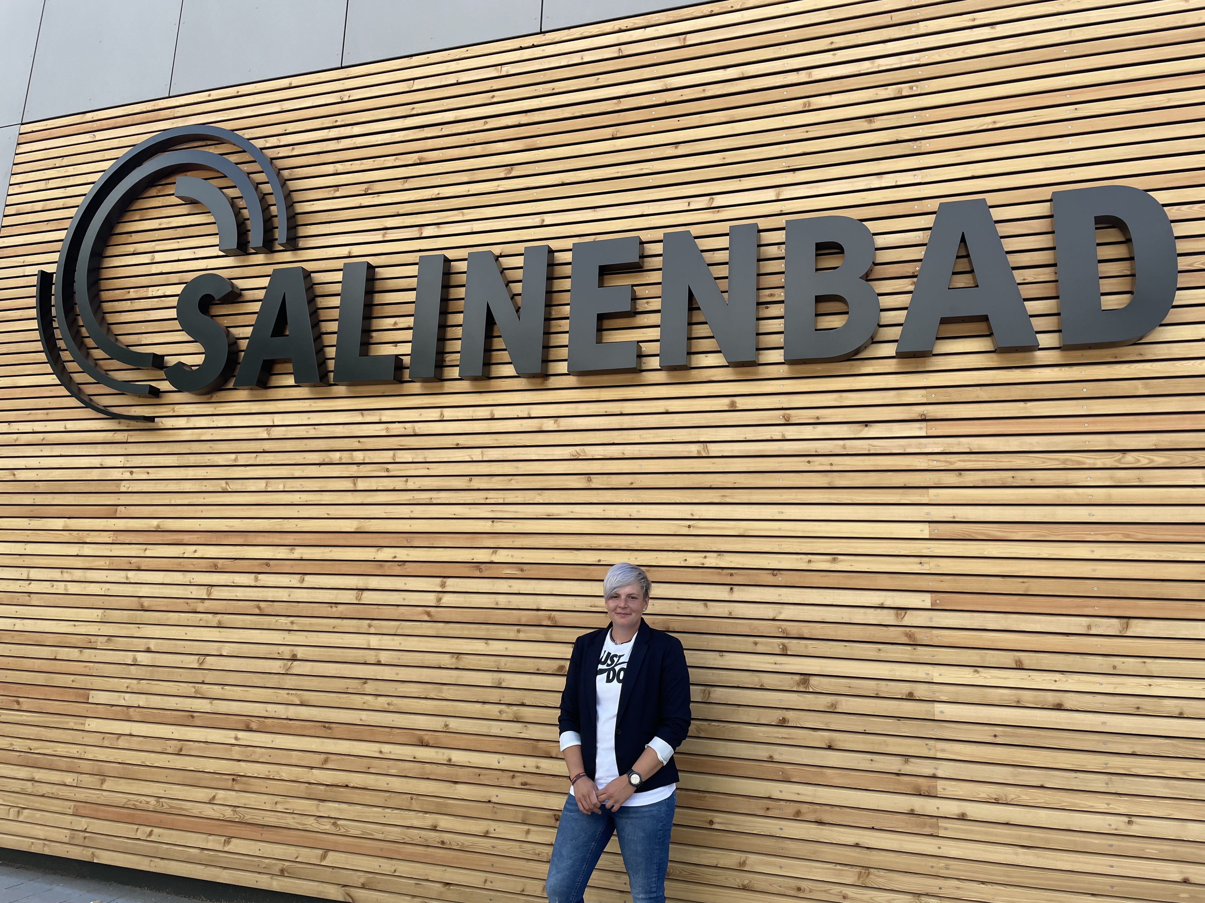 Objektleiterin Selina Daut am neuen Eingang des Salinenbads