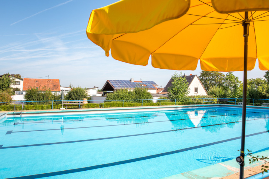 Schwimmerbecken im Freibad Bosenheim mit schönem Sonnenschirm